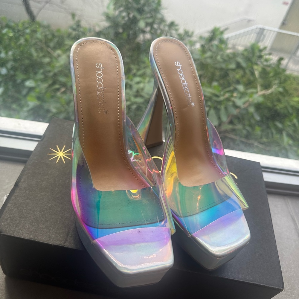 Shoe Dazzle Silver Platform Shoes with Modern Design
